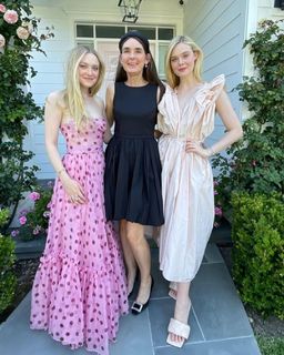 Elle Fanning feet photo thumbnail
