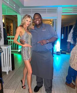 Charlotte McKinney feet photo thumbnail