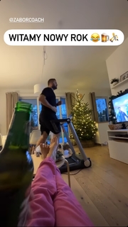 Karolina Kowalkiewicz feet photo thumbnail
