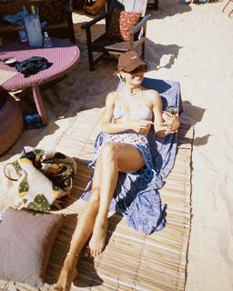 Isis Valverde feet photo thumbnail