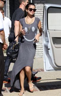 Selena Gomez feet photo thumbnail