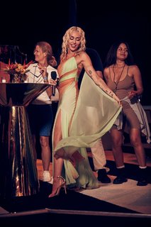 Miley Cyrus feet photo thumbnail