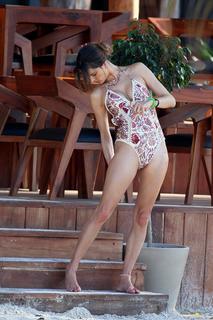 Alessandra Ambrosio feet photo thumbnail