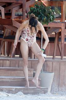 Alessandra Ambrosio feet photo thumbnail