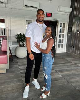 Simone Biles feet photo thumbnail