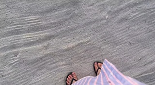 Kaley Cuoco feet photo thumbnail
