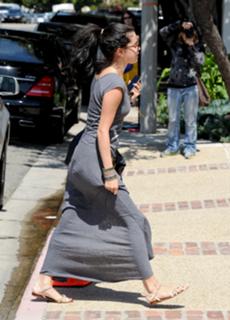Selena Gomez feet photo thumbnail