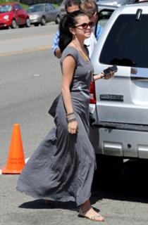 Selena Gomez feet photo thumbnail