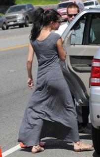 Selena Gomez feet photo thumbnail