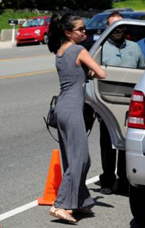 Selena Gomez feet photo thumbnail