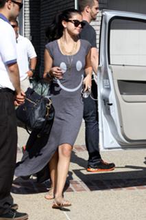 Selena Gomez feet photo thumbnail
