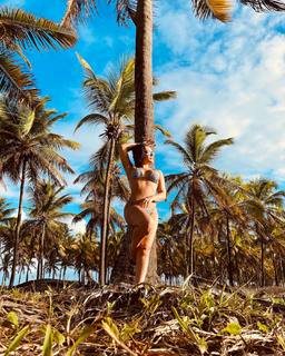 Kéfera Buchmann feet photo thumbnail