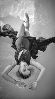 Perrie Edwards feet photo thumbnail