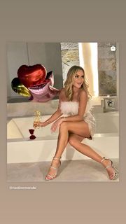 Amanda Holden feet photo thumbnail