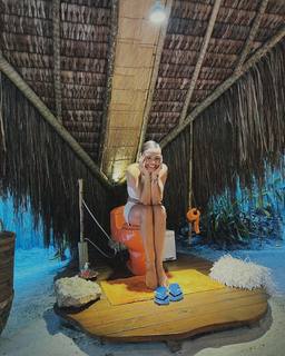 Isis Valverde feet photo thumbnail