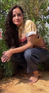 Dia Mirza feet photo thumbnail