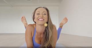 Kino MacGregor feet photo thumbnail