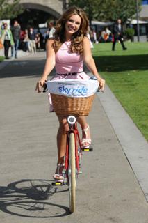 Kelly Brook feet photo thumbnail
