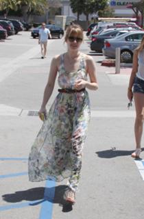 Emma Roberts feet photo thumbnail