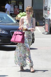 Emma Roberts feet photo thumbnail