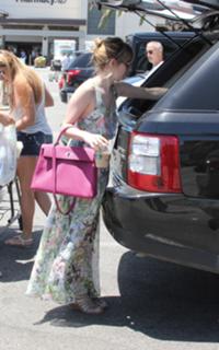 Emma Roberts feet photo thumbnail