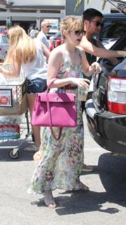 Emma Roberts feet photo thumbnail