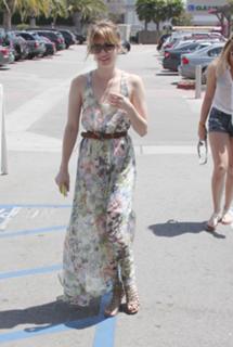 Emma Roberts feet photo thumbnail