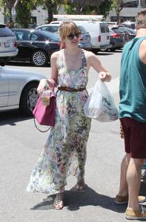 Emma Roberts feet photo thumbnail