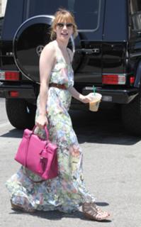 Emma Roberts feet photo thumbnail
