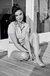 Hailee Steinfeld feet photo thumbnail