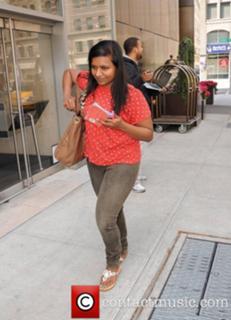 Mindy Kaling feet photo thumbnail