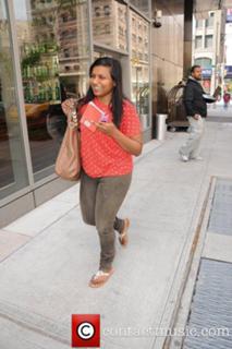 Mindy Kaling feet photo thumbnail