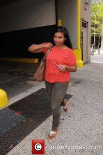 Mindy Kaling feet photo thumbnail