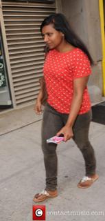 Mindy Kaling feet photo thumbnail