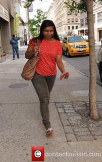 Mindy Kaling feet photo thumbnail