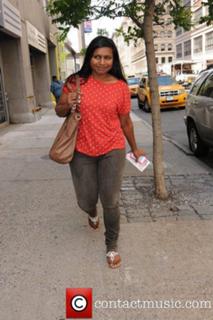 Mindy Kaling feet photo thumbnail