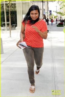 Mindy Kaling feet photo thumbnail