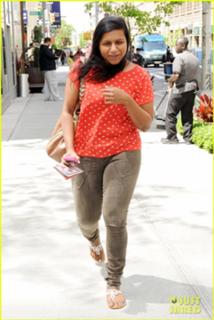 Mindy Kaling feet photo thumbnail