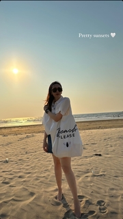 Karisma Kapoor feet photo thumbnail
