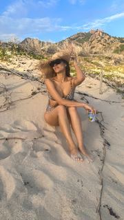 Shay Mitchell feet photo thumbnail