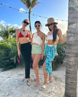 Shay Mitchell feet photo thumbnail