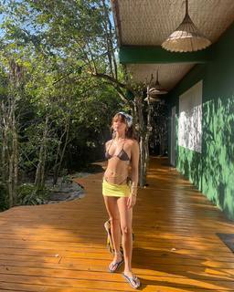 Isis Valverde feet photo thumbnail