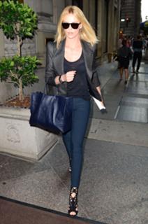 Charlize Theron feet photo thumbnail