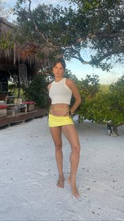 Isis Valverde feet photo thumbnail