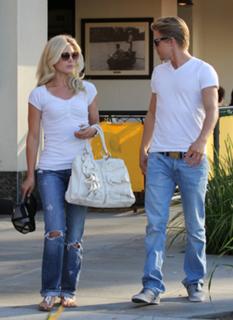 Julianne Hough feet photo thumbnail