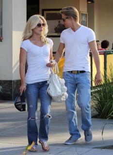 Julianne Hough feet photo thumbnail