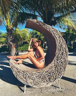 Alessandra Ambrosio feet photo thumbnail