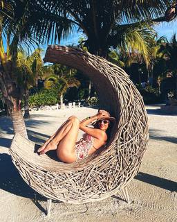 Alessandra Ambrosio feet photo thumbnail