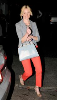 Elizabeth Banks feet photo thumbnail