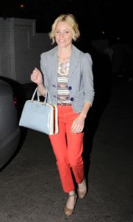Elizabeth Banks feet photo thumbnail